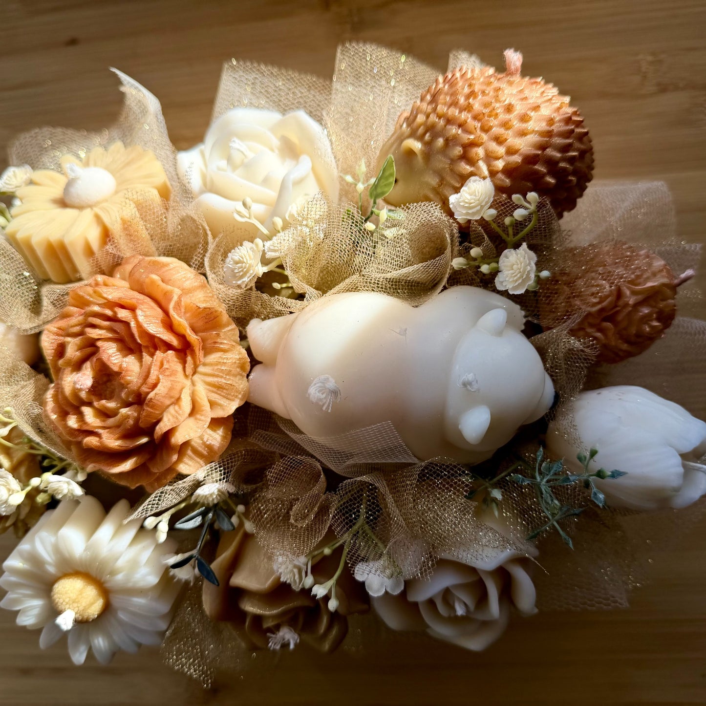 Bouquet de Bougie, au parfum de grâce à la senteur monoï, la couleur du bouquet est blanche, dorée et beige