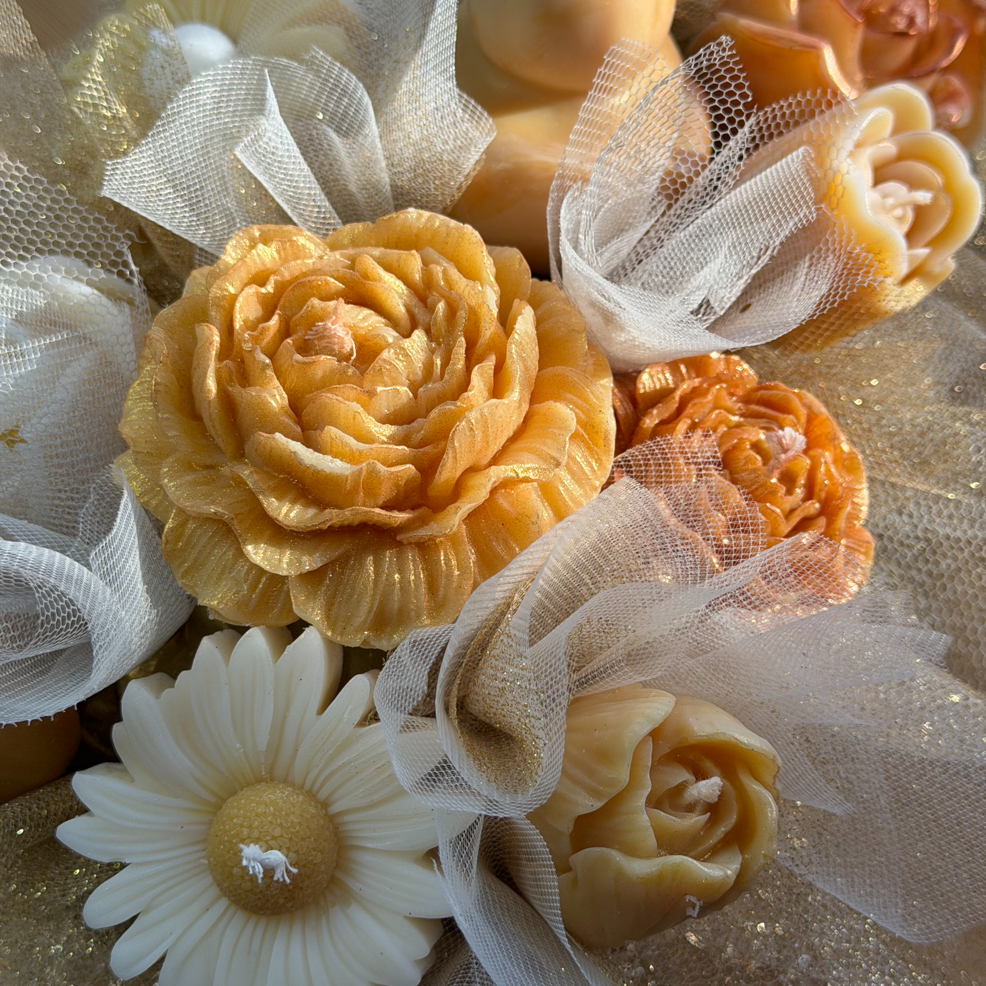 Bouquet de Bougie, au parfum de grâce à la senteur monoï, la couleur du bouquet est blanche, dorée et beige