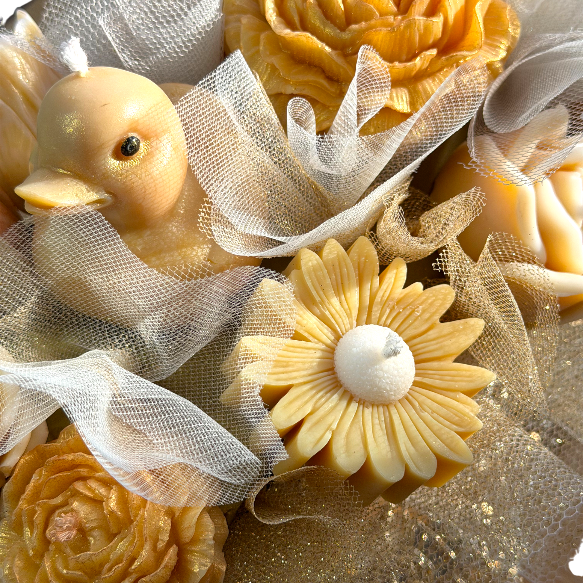 Bouquet de Bougie, au parfum de grâce à la senteur monoï, la couleur du bouquet est blanche, dorée et beige