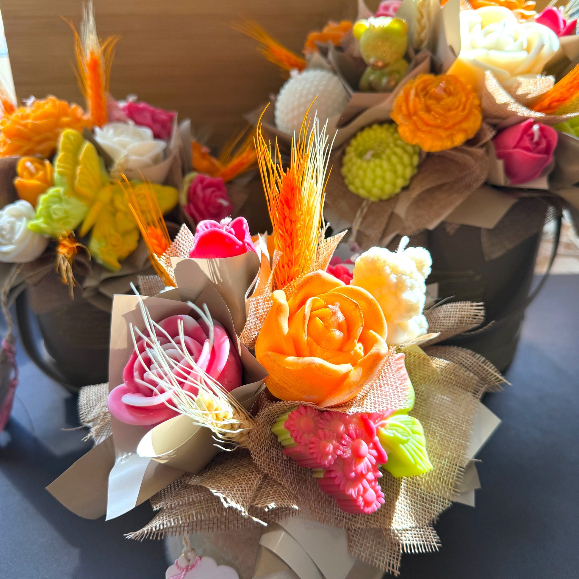 Bougie fleur artisanale en cire végétale vegan. Bouquet de fleurs en bougie parfum Mimosa de Grasse. Fabrication française fait main.