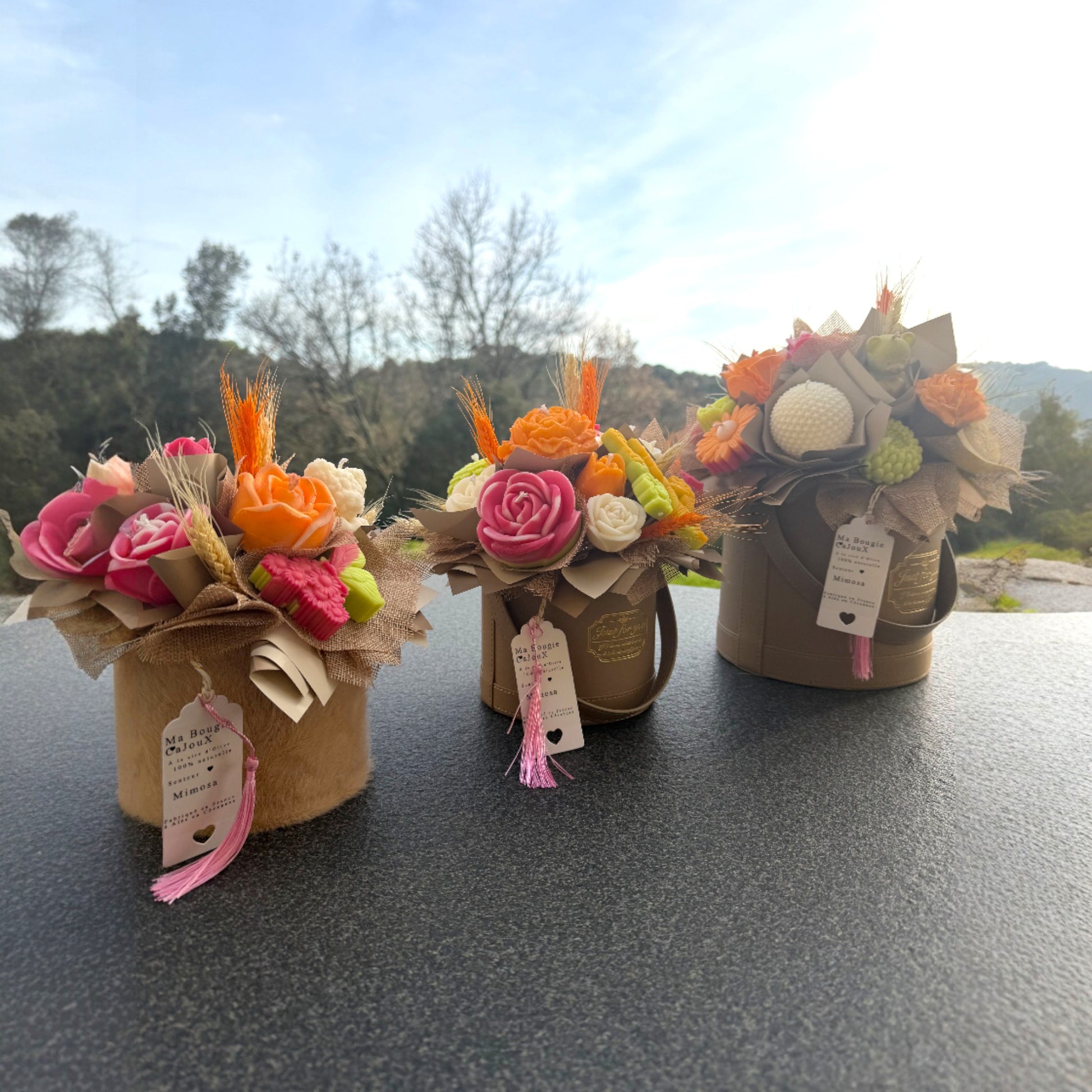 Bougie fleur artisanale en cire végétale vegan. Bouquet de fleurs en bougie parfum Mimosa de Grasse. Fabrication française fait main.