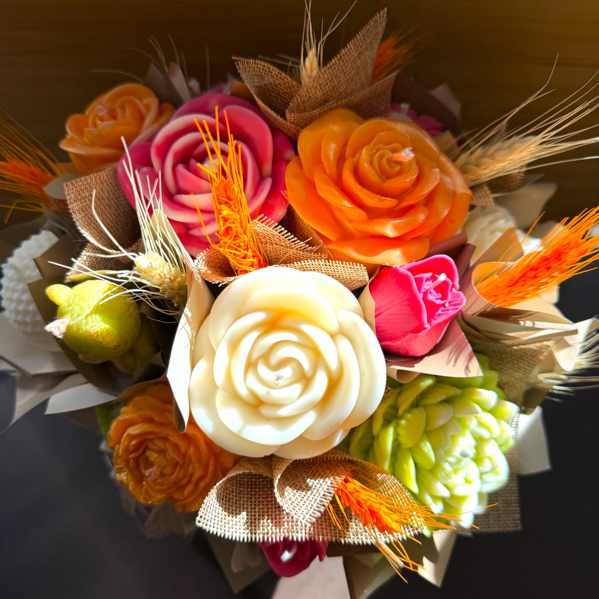 Bougie fleur artisanale en cire végétale vegan. Bouquet de fleurs en bougie parfum Mimosa de Grasse. Fabrication française fait main.