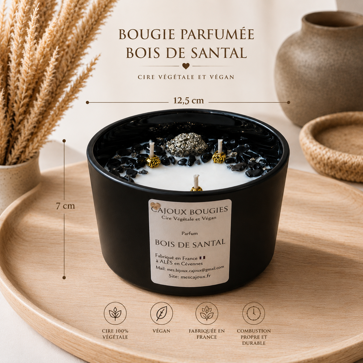 Découvrez la Bougie Cajoux Cèdre du Liban avec Hématite et Obsidienne : une création artisanale en cire végétale, parfum de Grasse et véritables pierres naturelles.