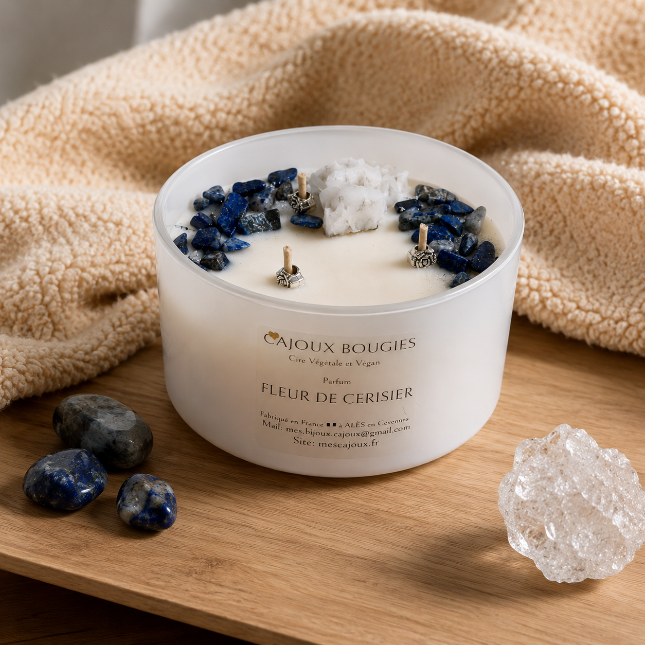 Découvrez la Bougie Cajoux Fleur de Cerisier avec Lapis-Lazuli et Cristal de Quartz Blanc : cire végétale, parfum de Grasse et pierres naturelles.