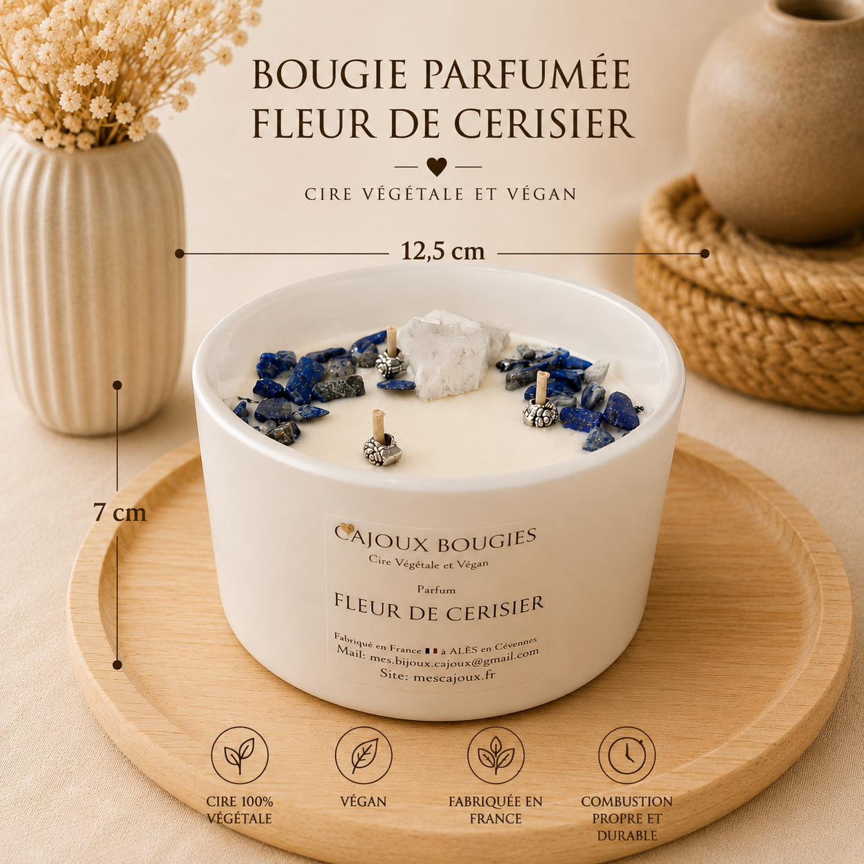 Découvrez la Bougie Cajoux Fleur de Cerisier avec Lapis-Lazuli et Cristal de Quartz Blanc : cire végétale, parfum de Grasse et pierres naturelles.