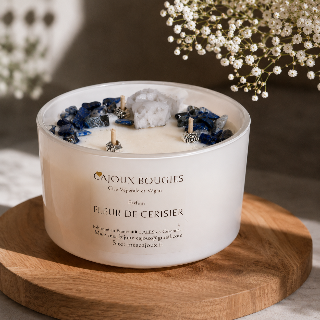Découvrez la Bougie Cajoux Fleur de Cerisier avec Lapis-Lazuli et Cristal de Quartz Blanc : cire végétale, parfum de Grasse et pierres naturelles.
