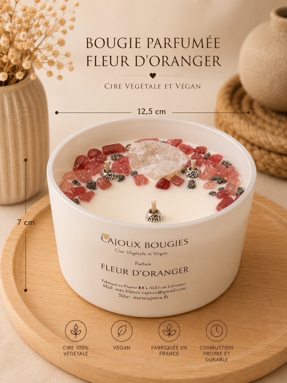 Découvrez la Bougie Cajoux Fleur d'Oranger avec Quartz Fraise, Quartz Blanc et Pyrite : une création artisanale en cire végétale, parfumée à Grasse et sublimée par de véritables pierres naturelles.