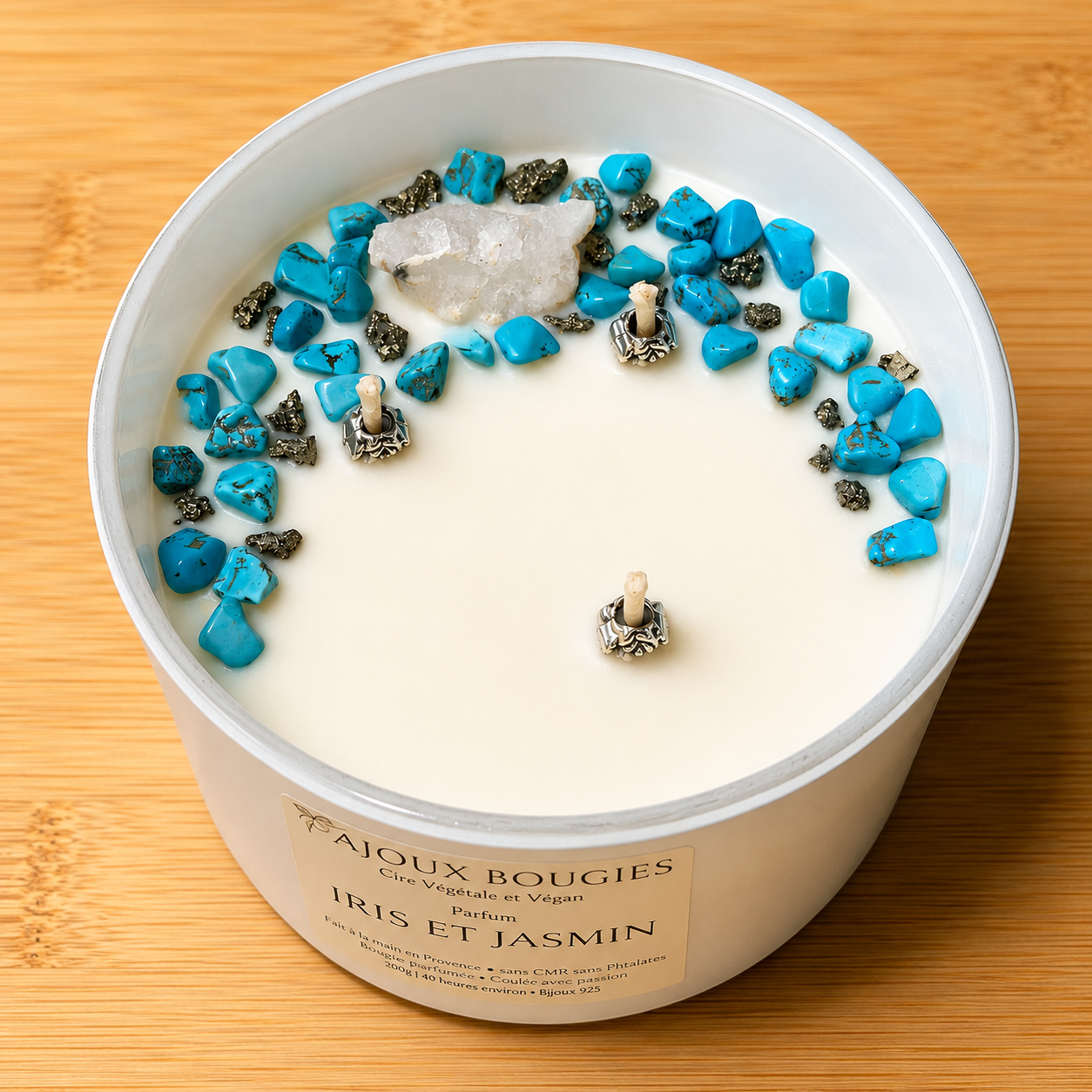 Bougie Cajoux parfum Iris Jasin incruste de turquoises de pyrite et de cristal de roche