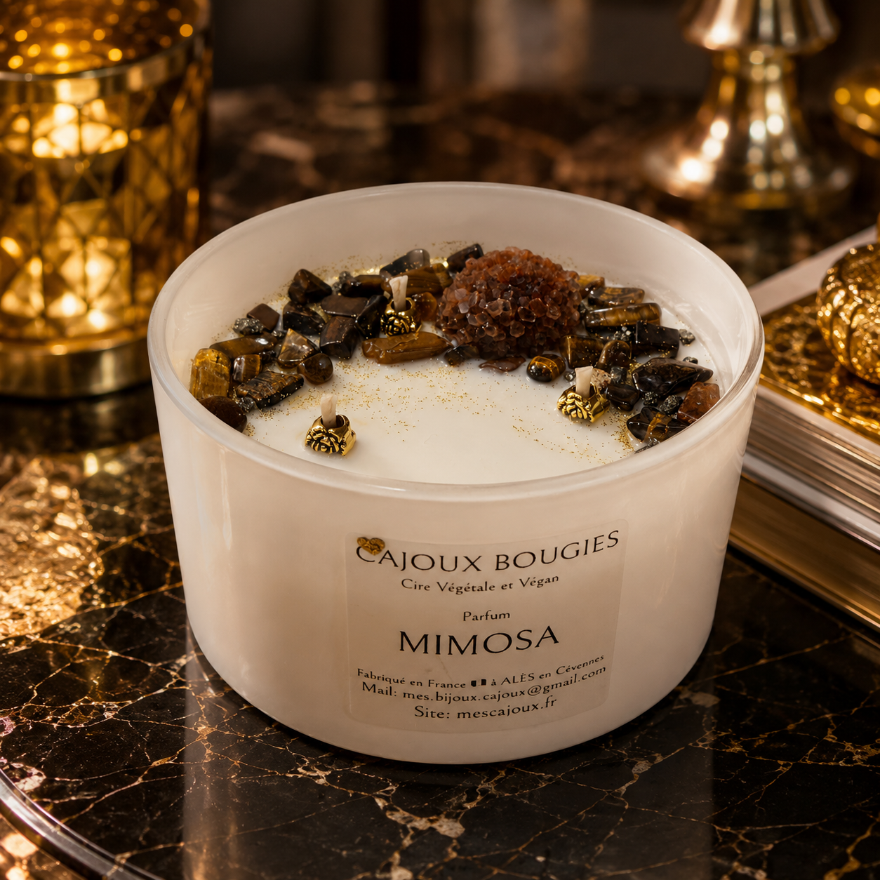 Découvrez la Bougie Cajoux Œil du Tigre & Aragonite : cire végétale, parfum de Grasse Mimosa et pierres naturelles pour une décoration élégante et raffinée.