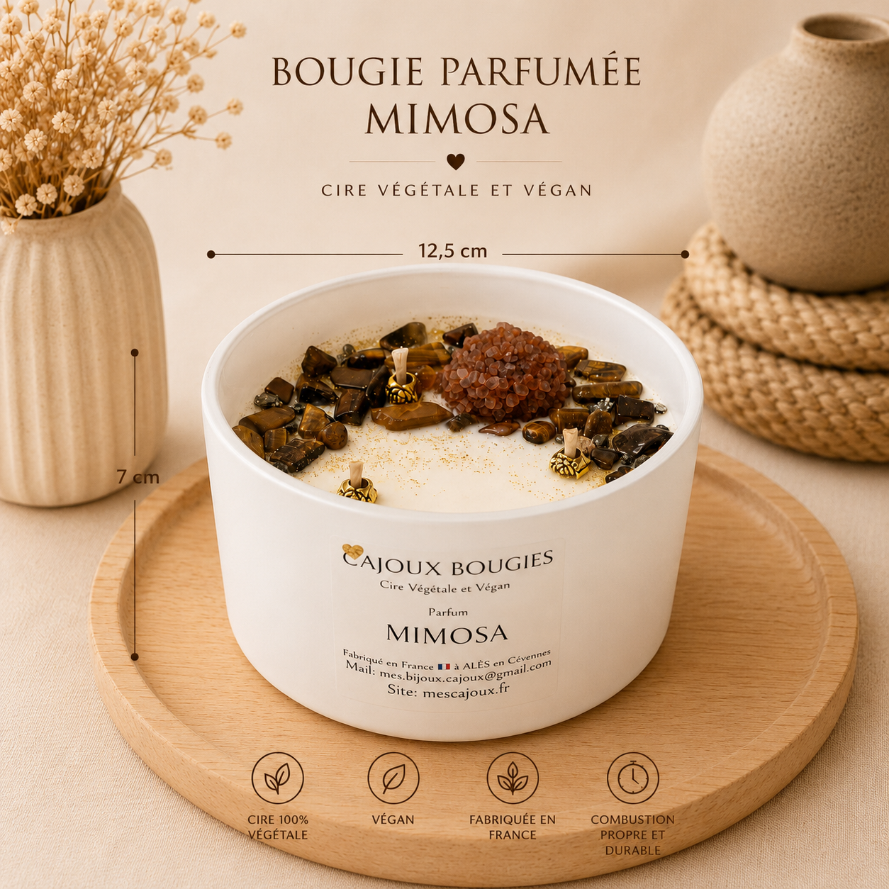 Découvrez la Bougie Cajoux Œil du Tigre & Aragonite : cire végétale, parfum de Grasse Mimosa et pierres naturelles pour une décoration élégante et raffinée.