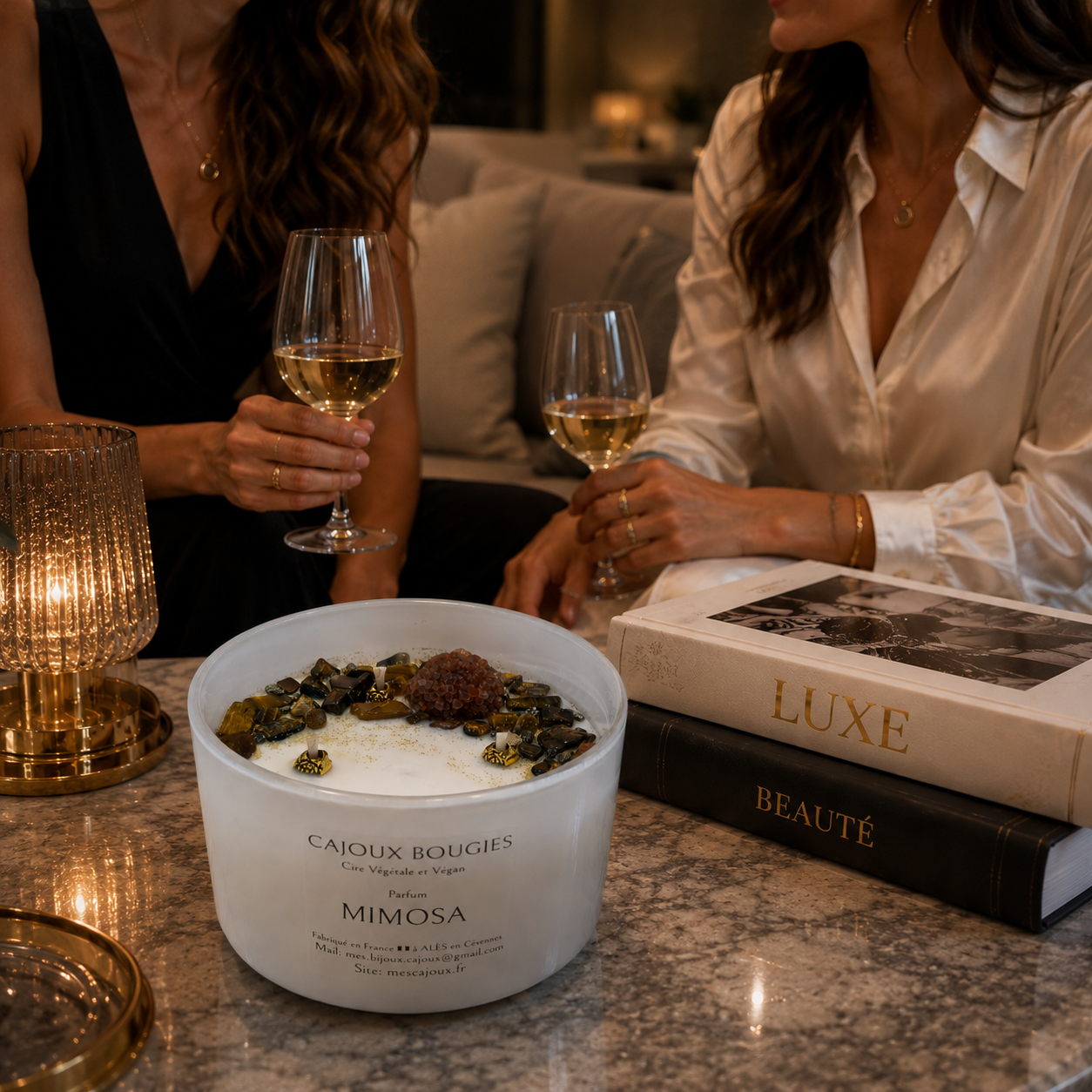 Découvrez la Bougie Cajoux Œil du Tigre & Aragonite : cire végétale, parfum de Grasse Mimosa et pierres naturelles pour une décoration élégante et raffinée.