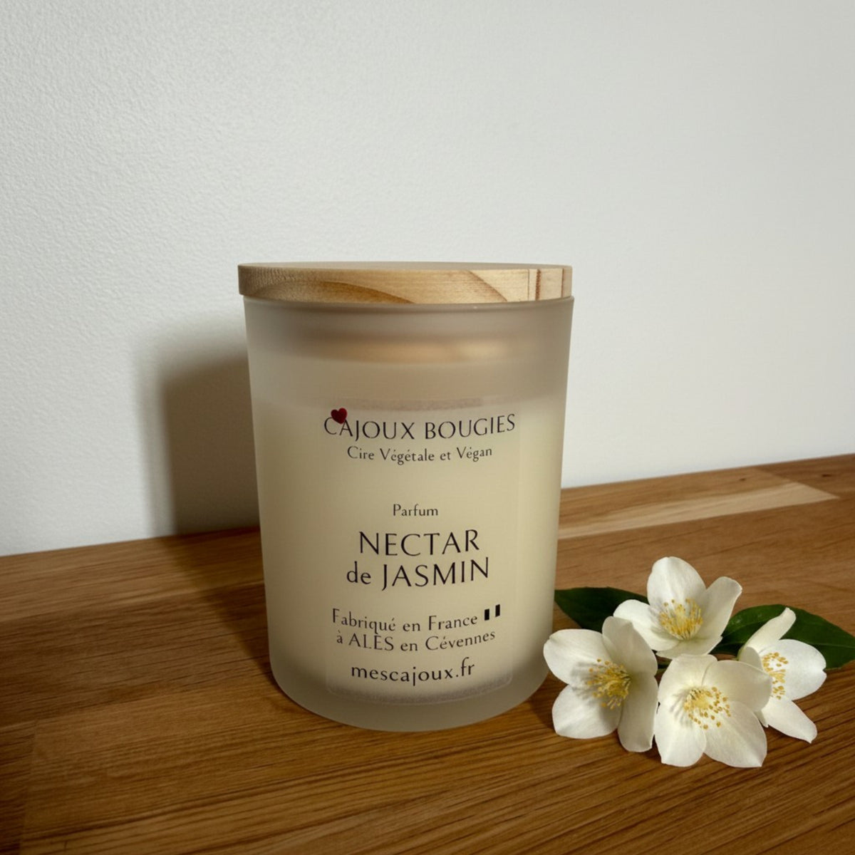 Découvrez les bougies artisanales 200 ml Mes CaJouX, fabriquées à Alès en Cévennes avec une cire végétale colza & coco vegan, des parfums de Grasse et une fleur décorative  dans chaque création.