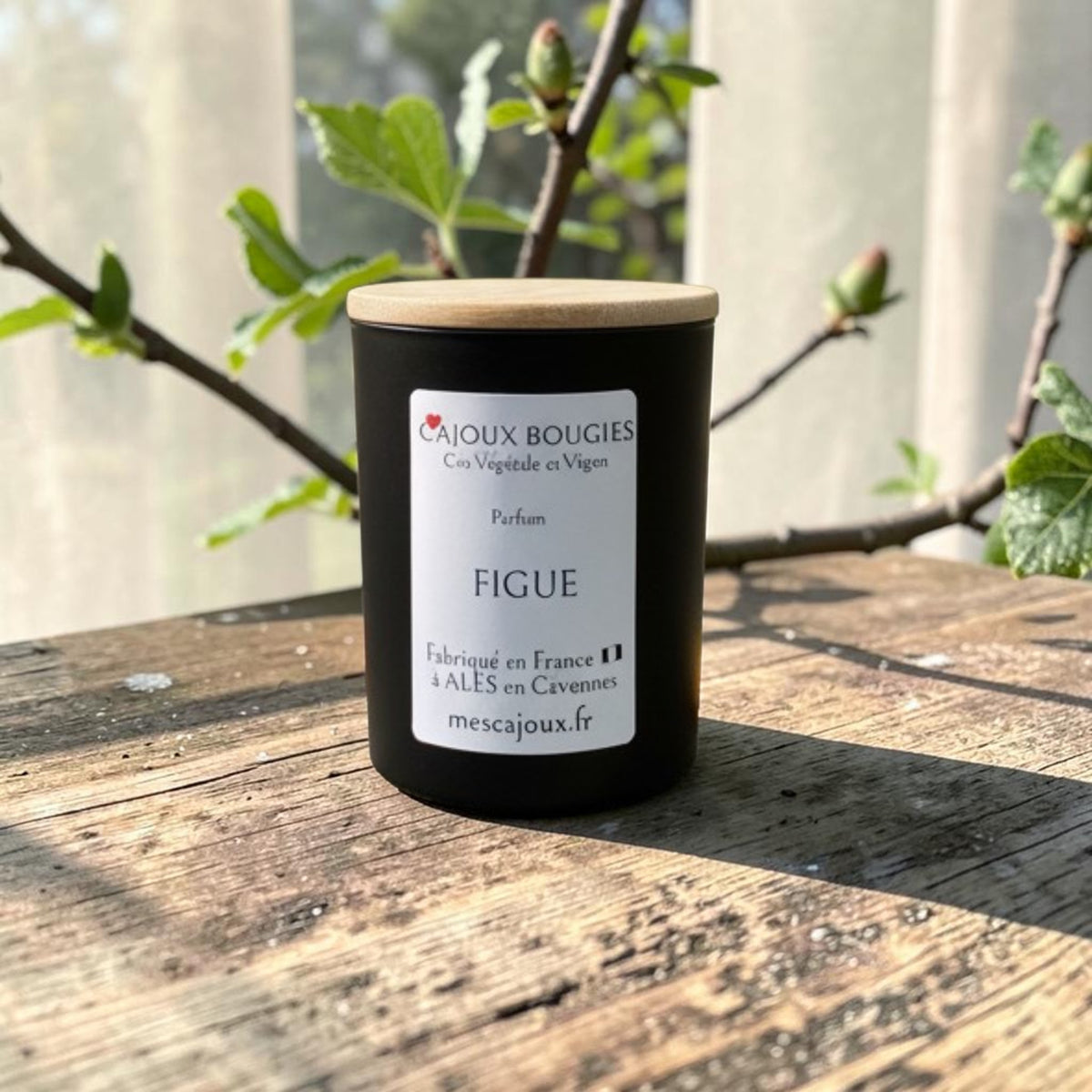 Découvrez les bougies artisanales 200 ml Mes CaJouX, fabriquées à Alès en Cévennes avec une cire végétale colza & coco vegan, des parfums de Grasse et une fleur décorative  dans chaque création.