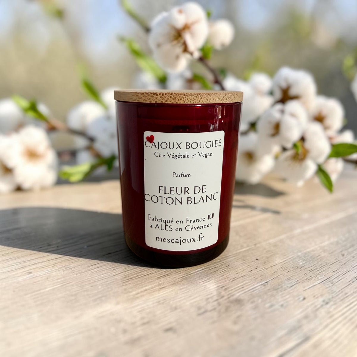 Découvrez les bougies artisanales 200 ml Mes CaJouX, fabriquées à Alès en Cévennes avec une cire végétale colza & coco vegan, des parfums de Grasse et une fleur décorative  dans chaque création.