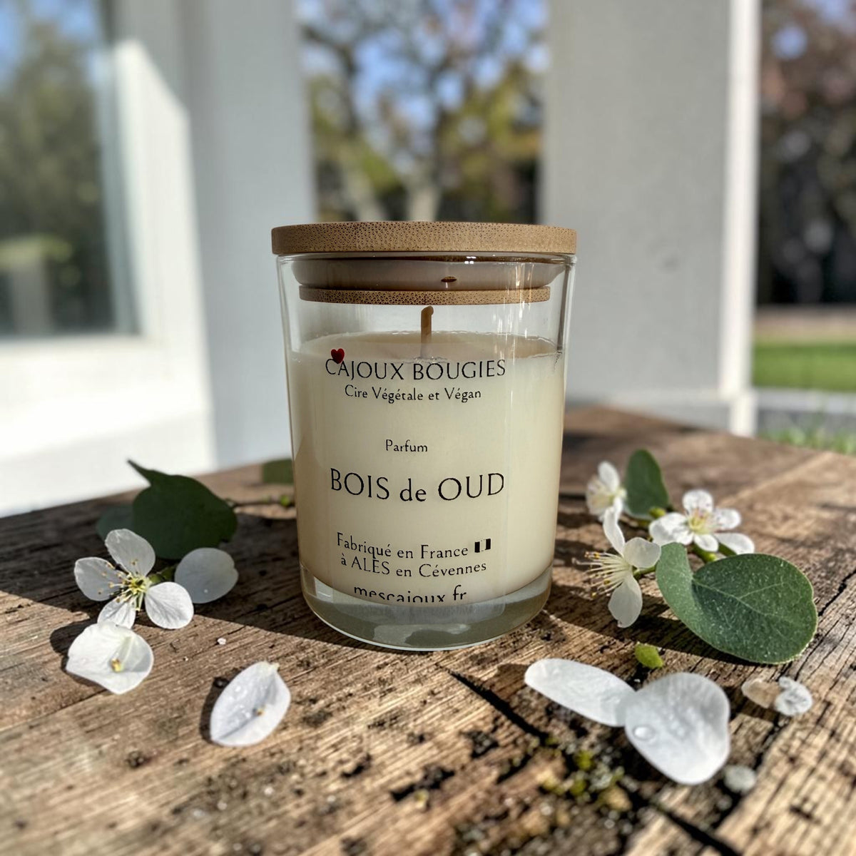 Découvrez les bougies artisanales 200 ml Mes CaJouX, fabriquées à Alès en Cévennes avec une cire végétale colza & coco vegan, des parfums de Grasse et une fleur décorative  dans chaque création.