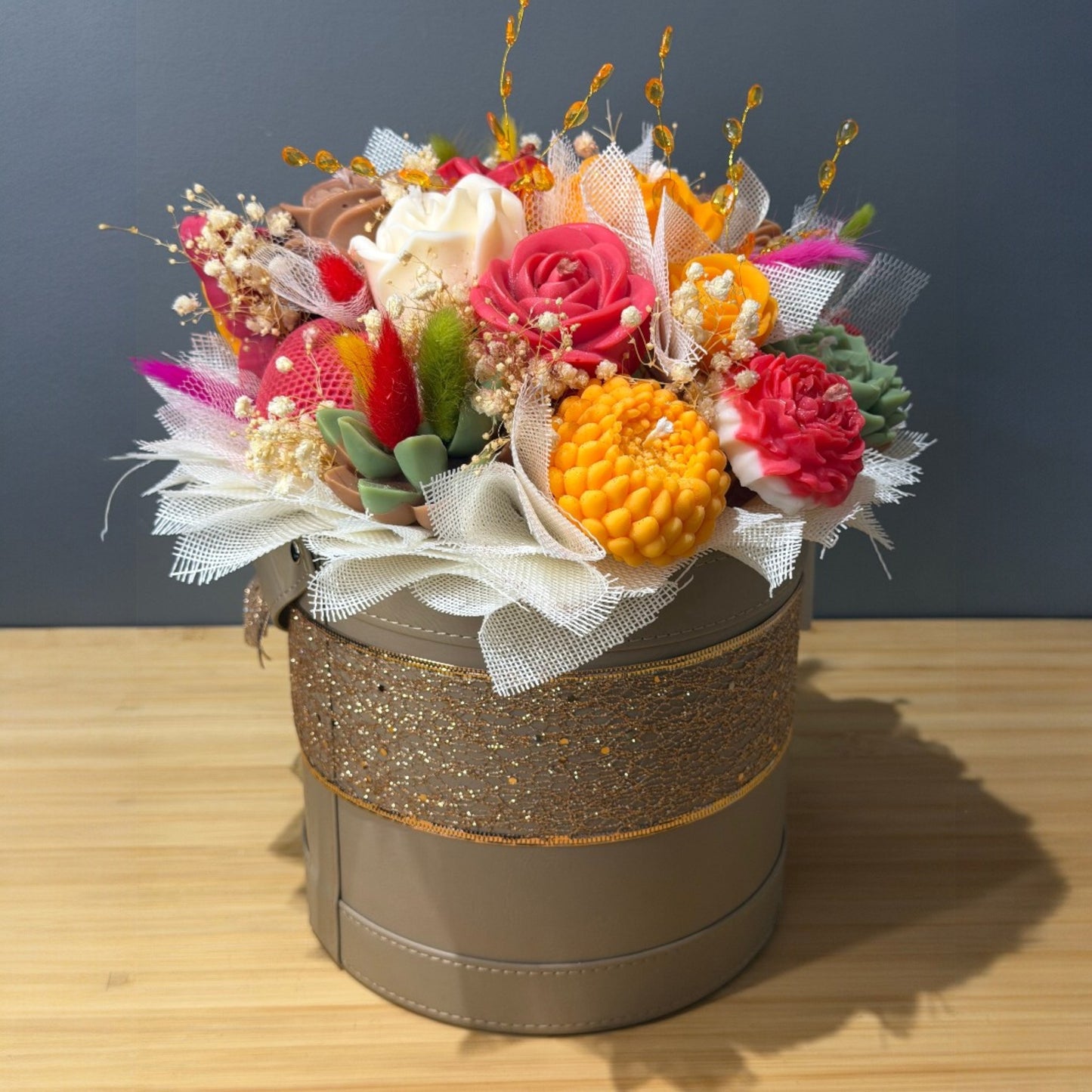 Bougie fleur artisanale en cire végétale vegan. Bouquet de fleurs en bougie parfum Monoï des îles de Grasse. Fabrication française fait main.