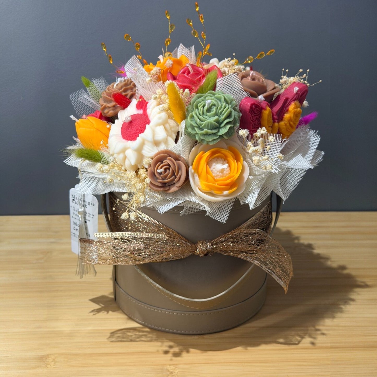Bougie fleur artisanale en cire végétale vegan. Bouquet de fleurs en bougie parfum Monoï des îles de Grasse. Fabrication française fait main.