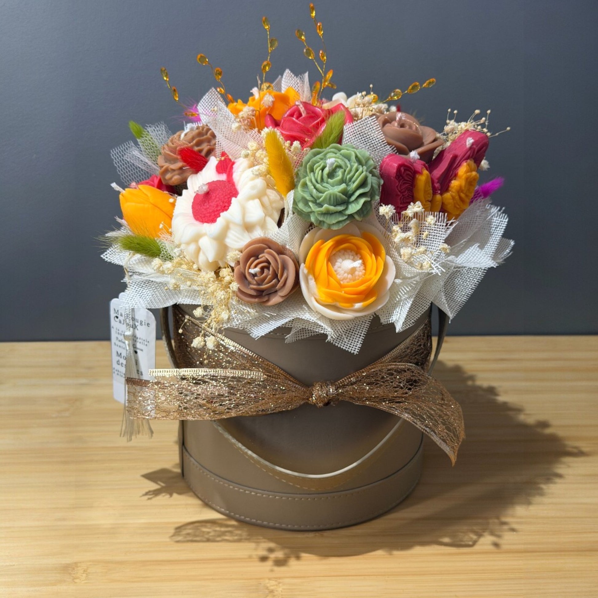 Bougie fleur artisanale en cire végétale vegan. Bouquet de fleurs en bougie parfum Monoï des îles de Grasse. Fabrication française fait main.