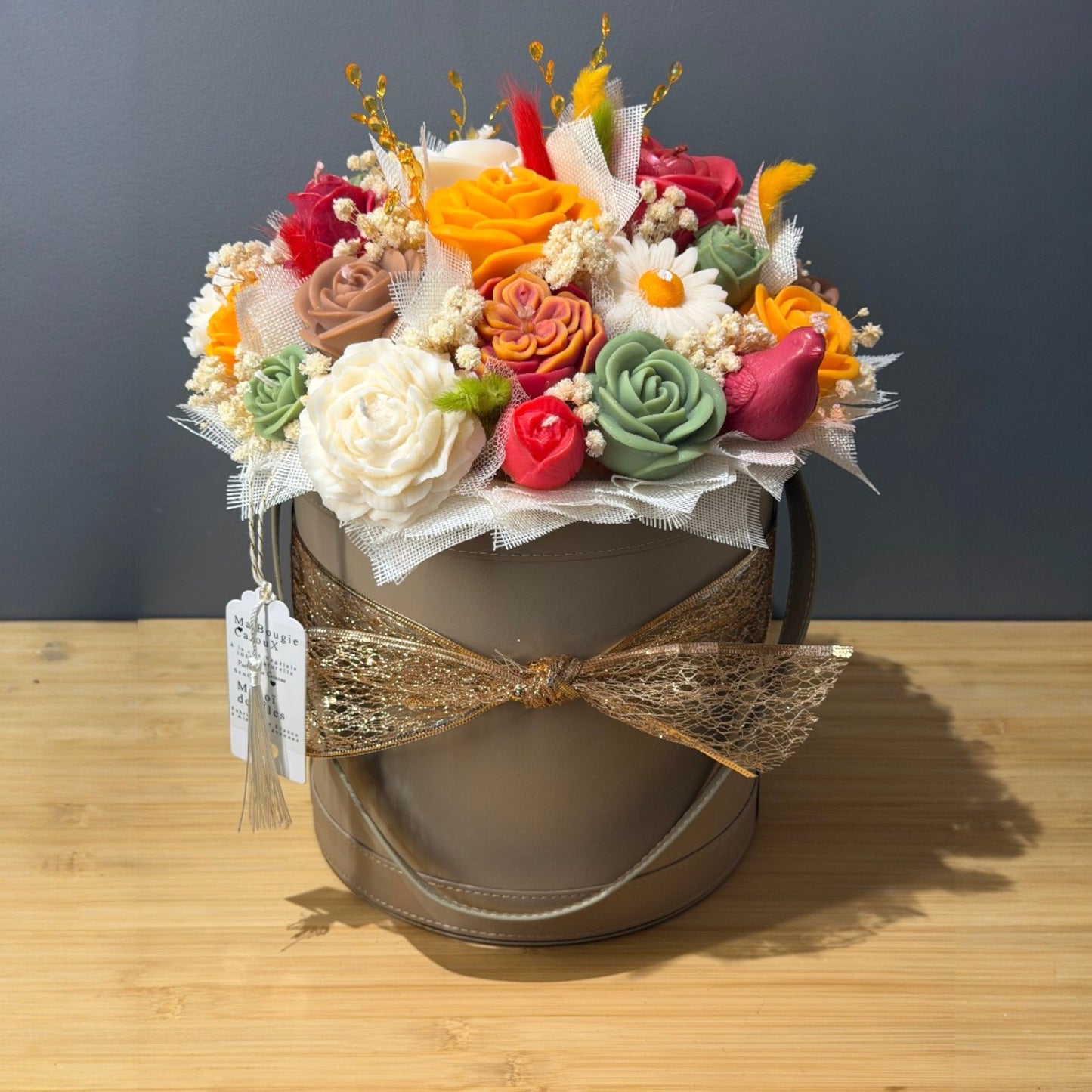 Bougie fleur artisanale en cire végétale vegan. Bouquet de fleurs en bougie parfum Monoï des îles de Grasse. Fabrication française fait main.
