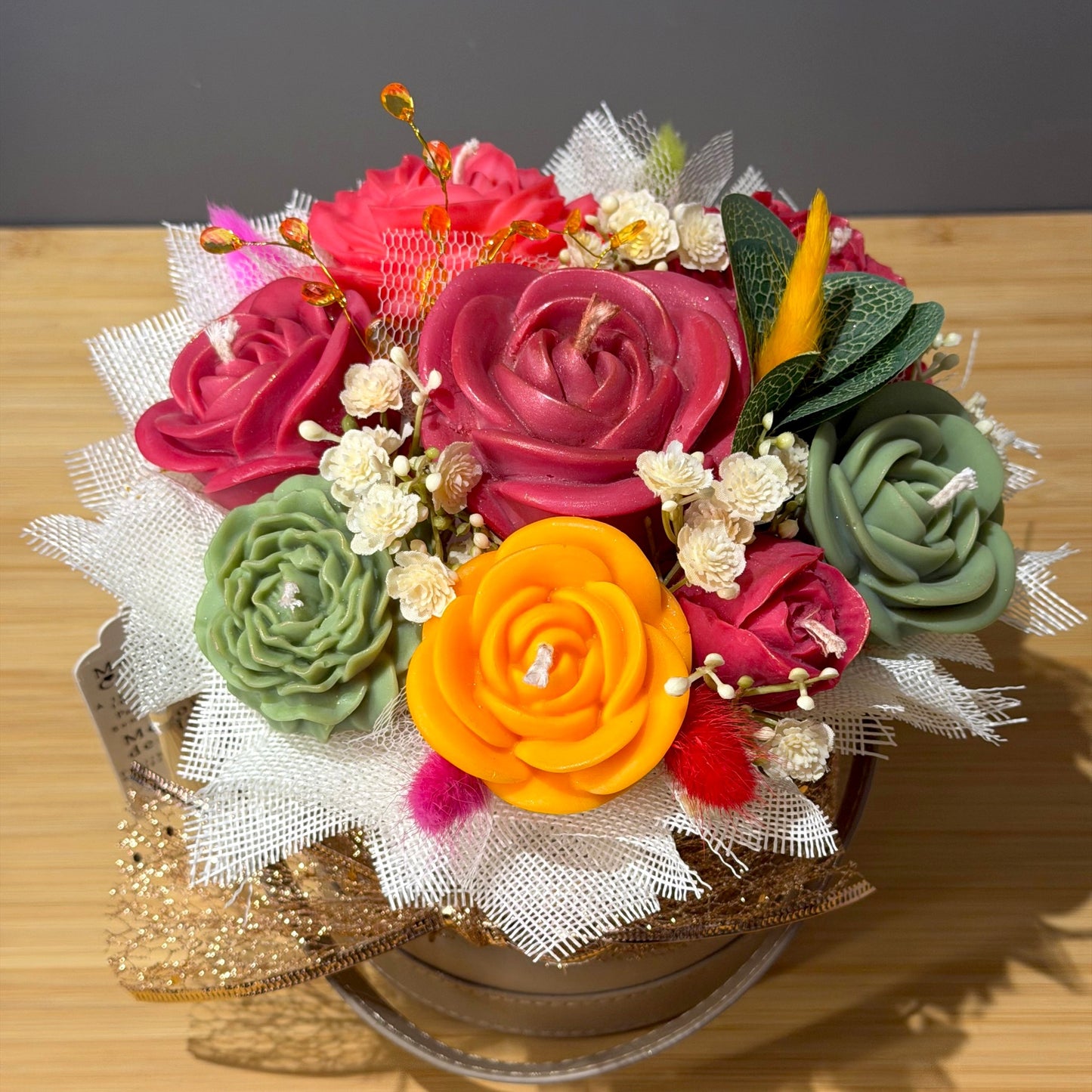 Bougie fleur artisanale en cire végétale vegan. Bouquet de fleurs en bougie parfum Monoï des îles de Grasse. Fabrication française fait main.