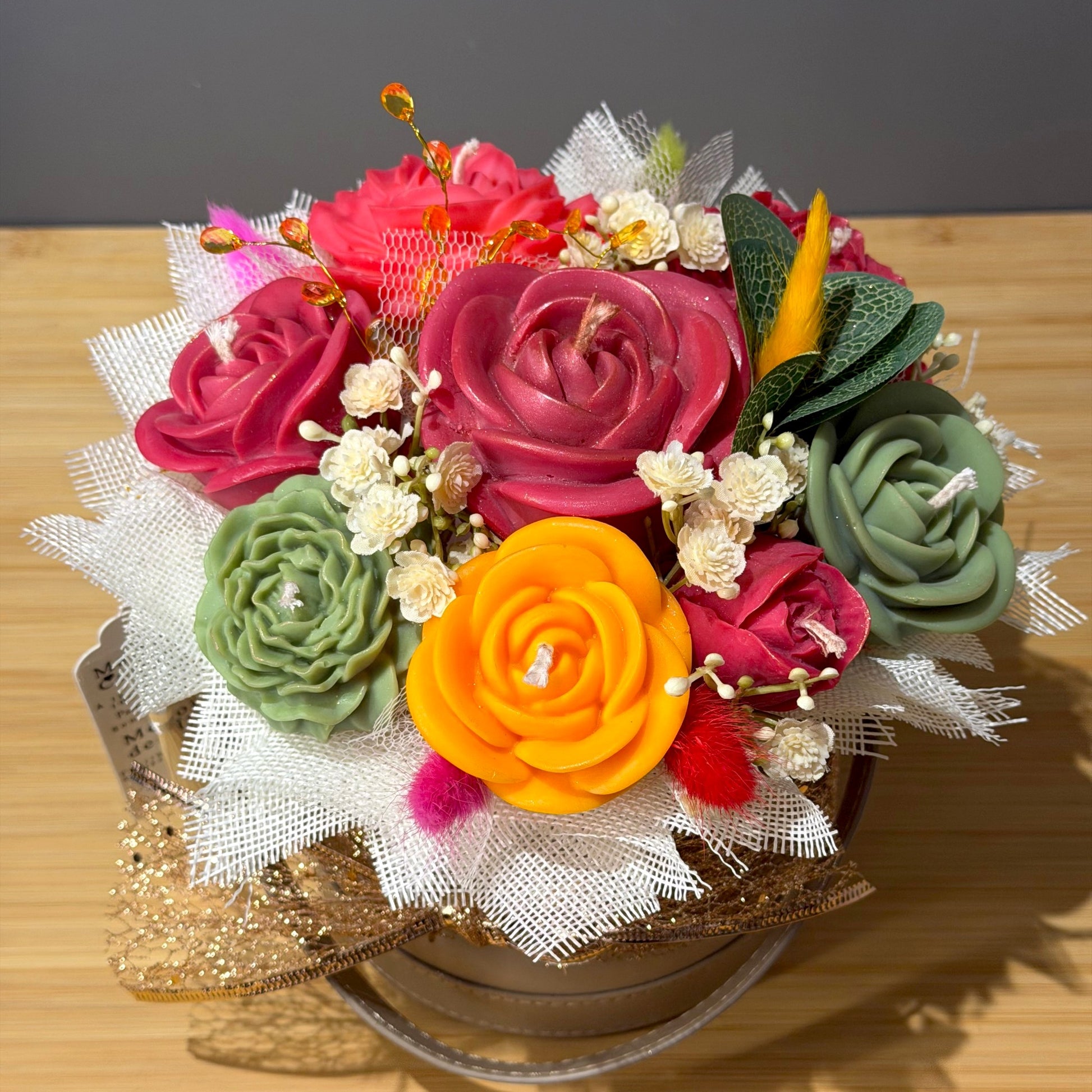 Bougie fleur artisanale en cire végétale vegan. Bouquet de fleurs en bougie parfum Monoï des îles de Grasse. Fabrication française fait main.