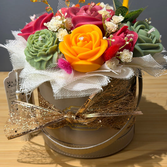Bougie fleur artisanale en cire végétale vegan. Bouquet de fleurs en bougie parfum Monoï des îles de Grasse. Fabrication française fait main.