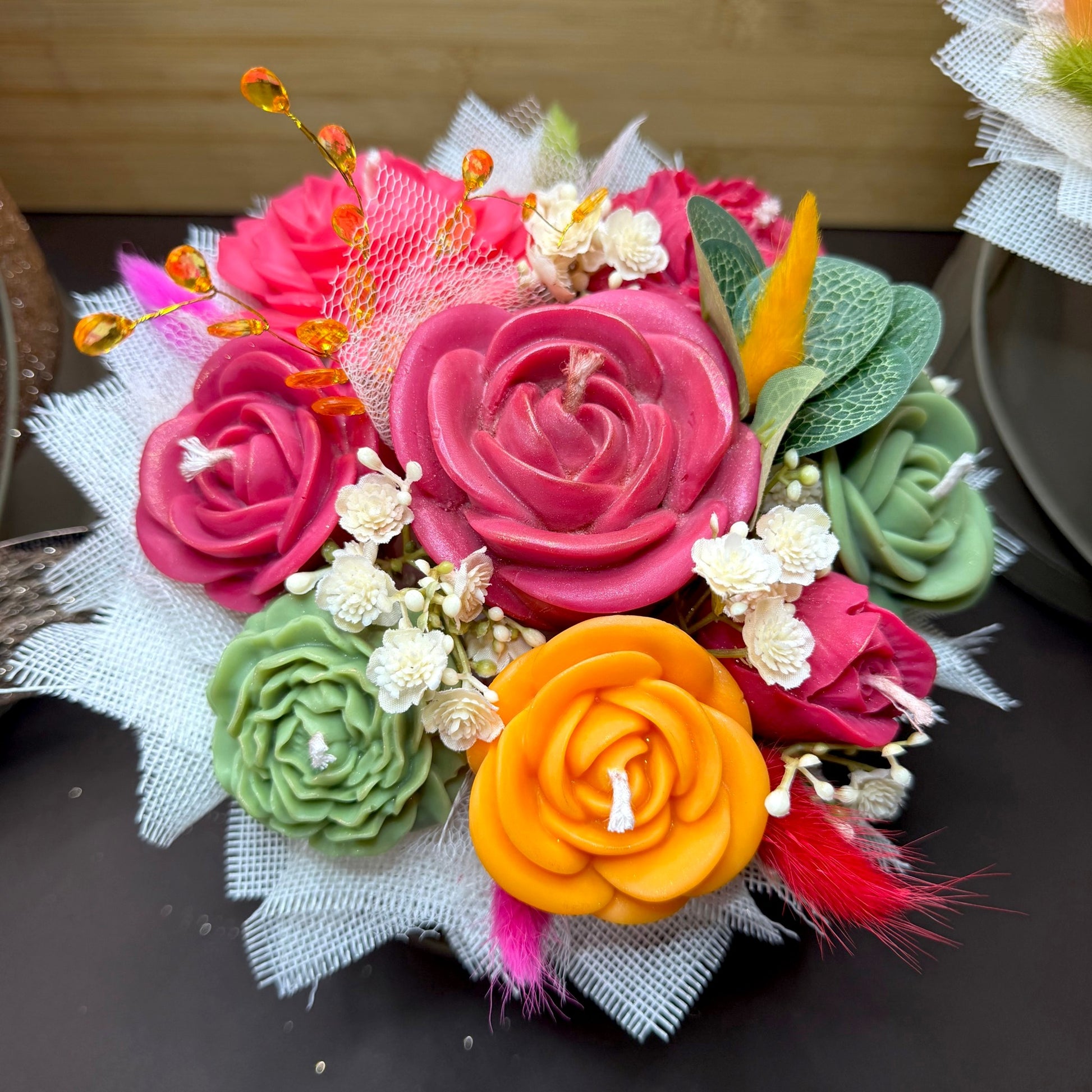 Bougie fleur artisanale en cire végétale vegan. Bouquet de fleurs en bougie parfum Monoï des îles de Grasse. Fabrication française fait main.