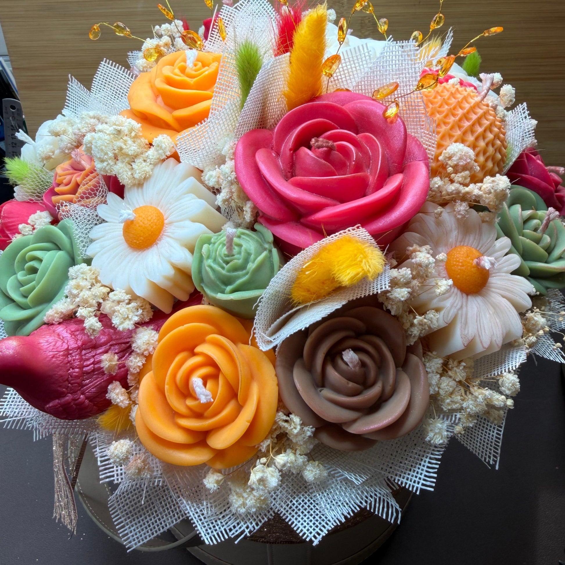 Bougie fleur artisanale en cire végétale vegan. Bouquet de fleurs en bougie parfum Monoï des îles de Grasse. Fabrication française fait main.