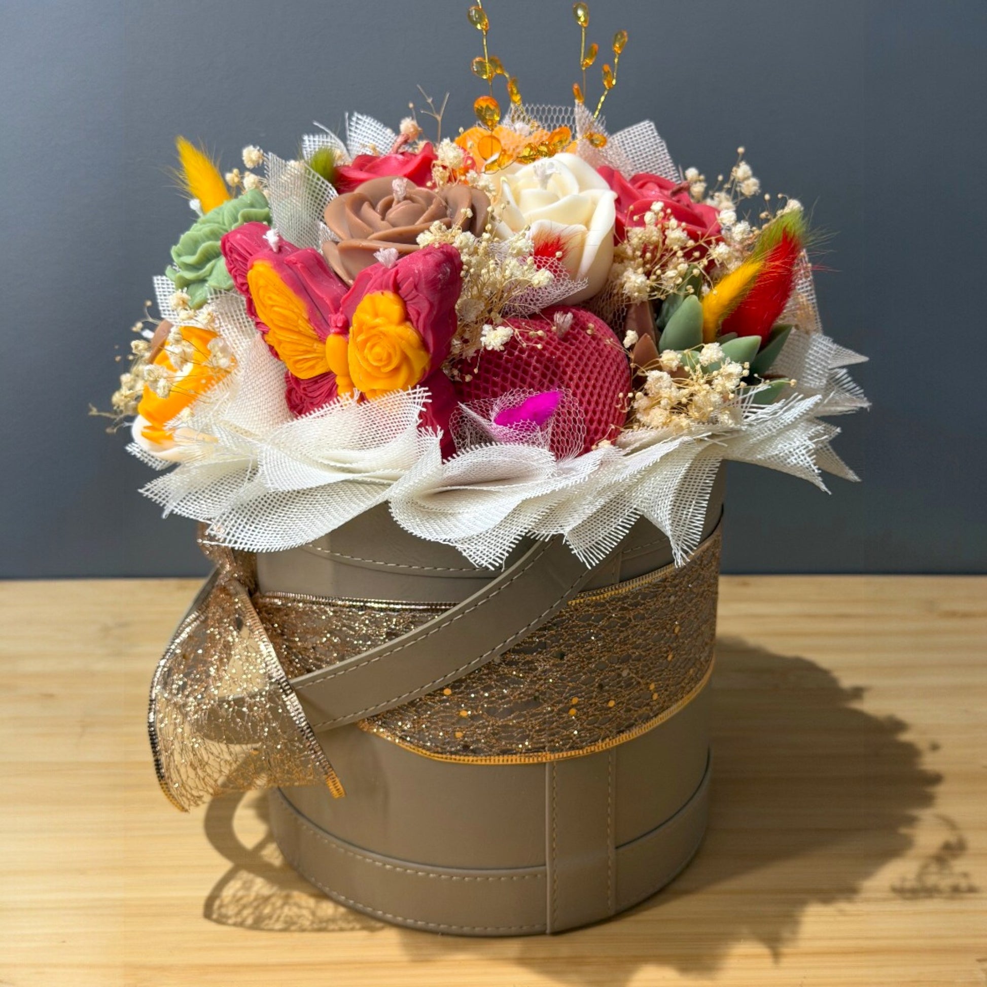 Bougie fleur artisanale en cire végétale vegan. Bouquet de fleurs en bougie parfum Monoï des îles de Grasse. Fabrication française fait main.