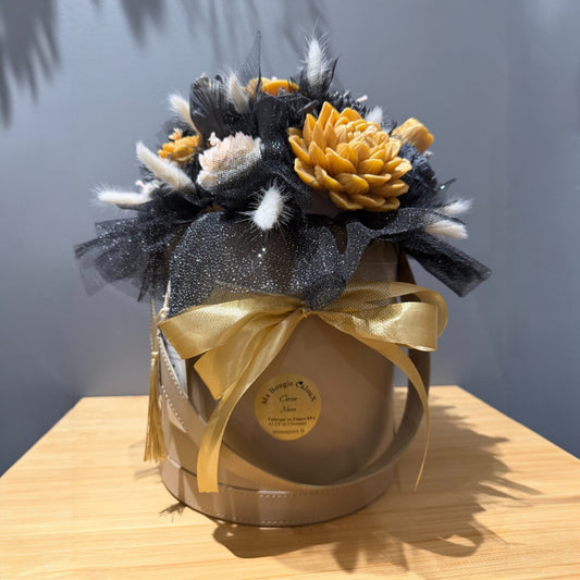 Très grande boîte de Fleurs, en Bougie, à la cire d'olive, de couleur, blanc, doré et noir au parfum de grâce à la cerise noire