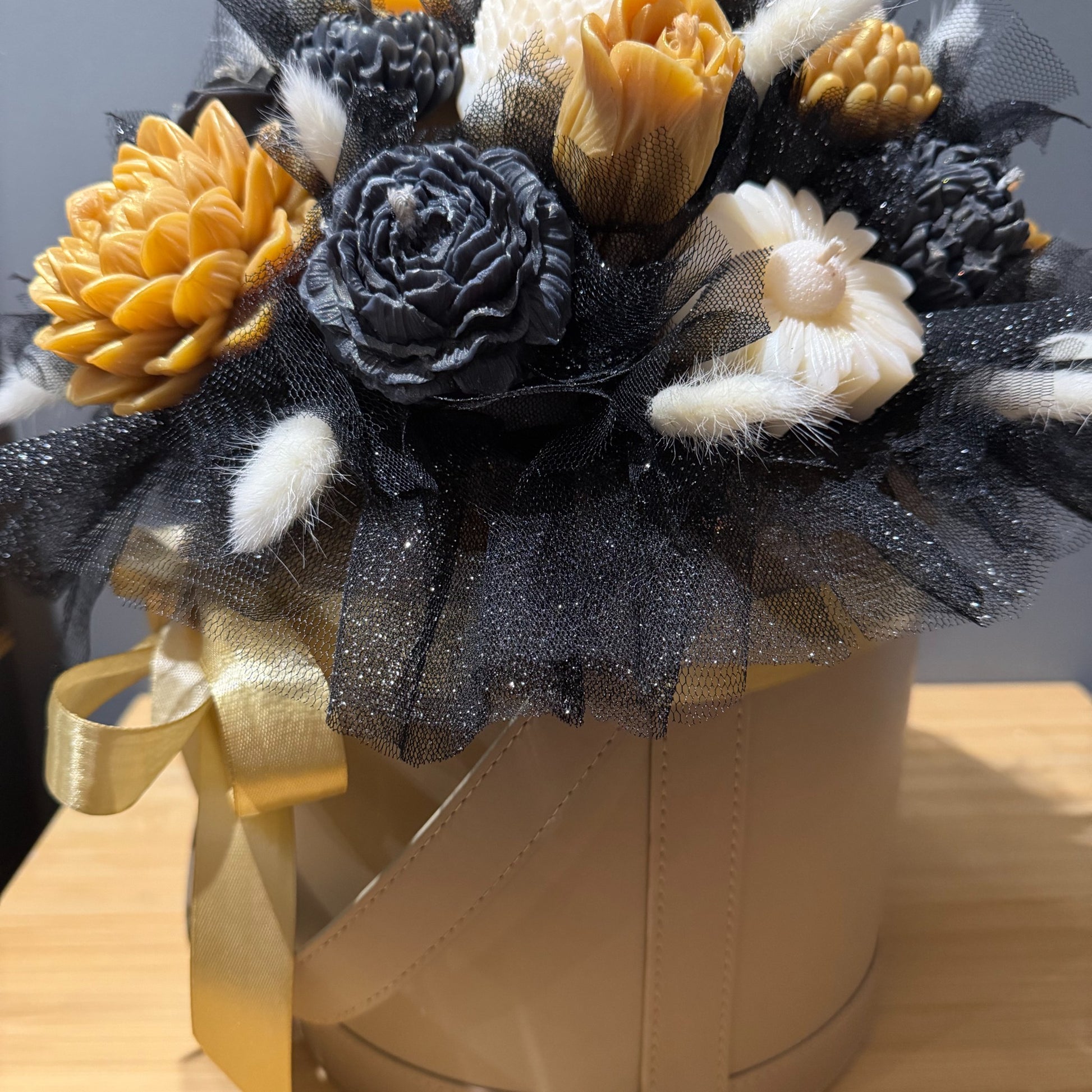 Très grande boîte de Fleurs, en Bougie, à la cire d'olive, de couleur, blanc, doré et noir au parfum de grâce à la cerise noire