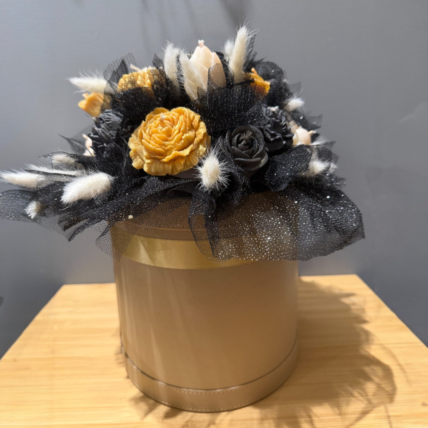 Très grande boîte de Fleurs, en Bougie, à la cire d'olive, de couleur, blanc, doré et noir au parfum de grâce à la cerise noire