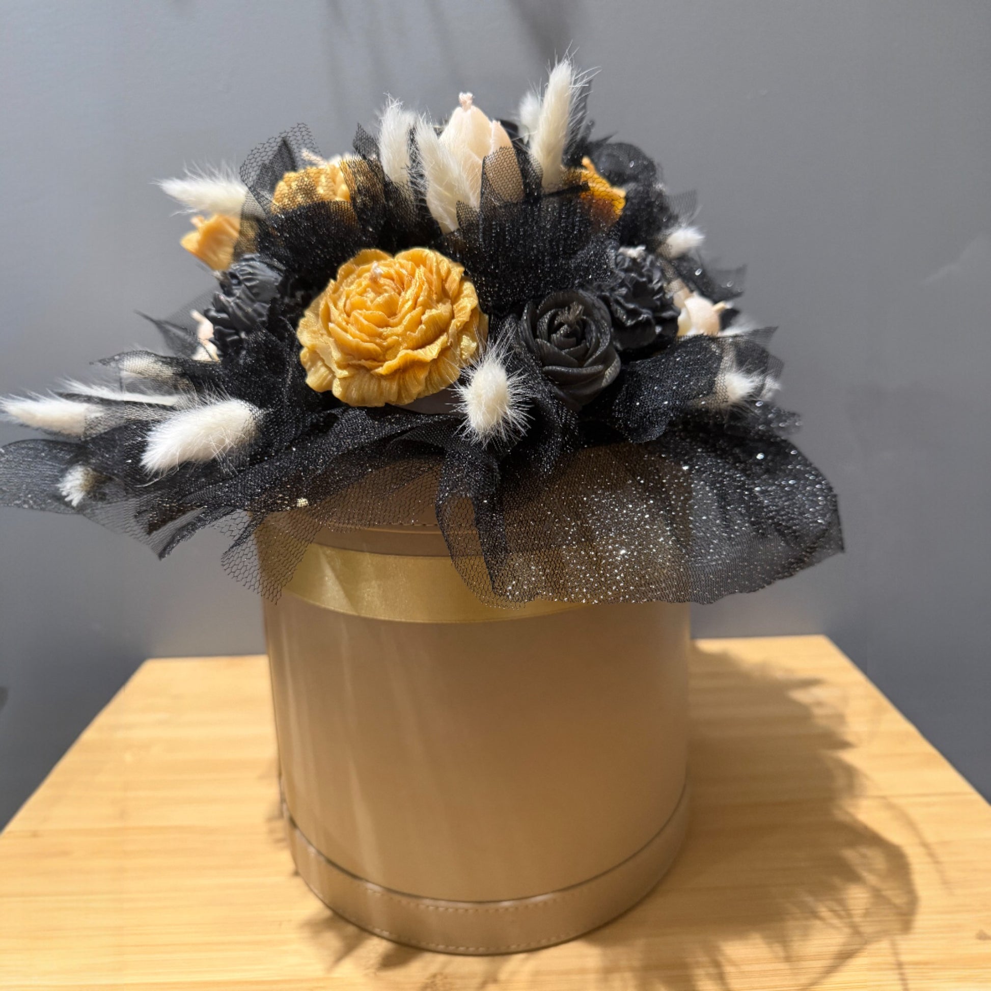 Très grande boîte de Fleurs, en Bougie, à la cire d'olive, de couleur, blanc, doré et noir au parfum de grâce à la cerise noire