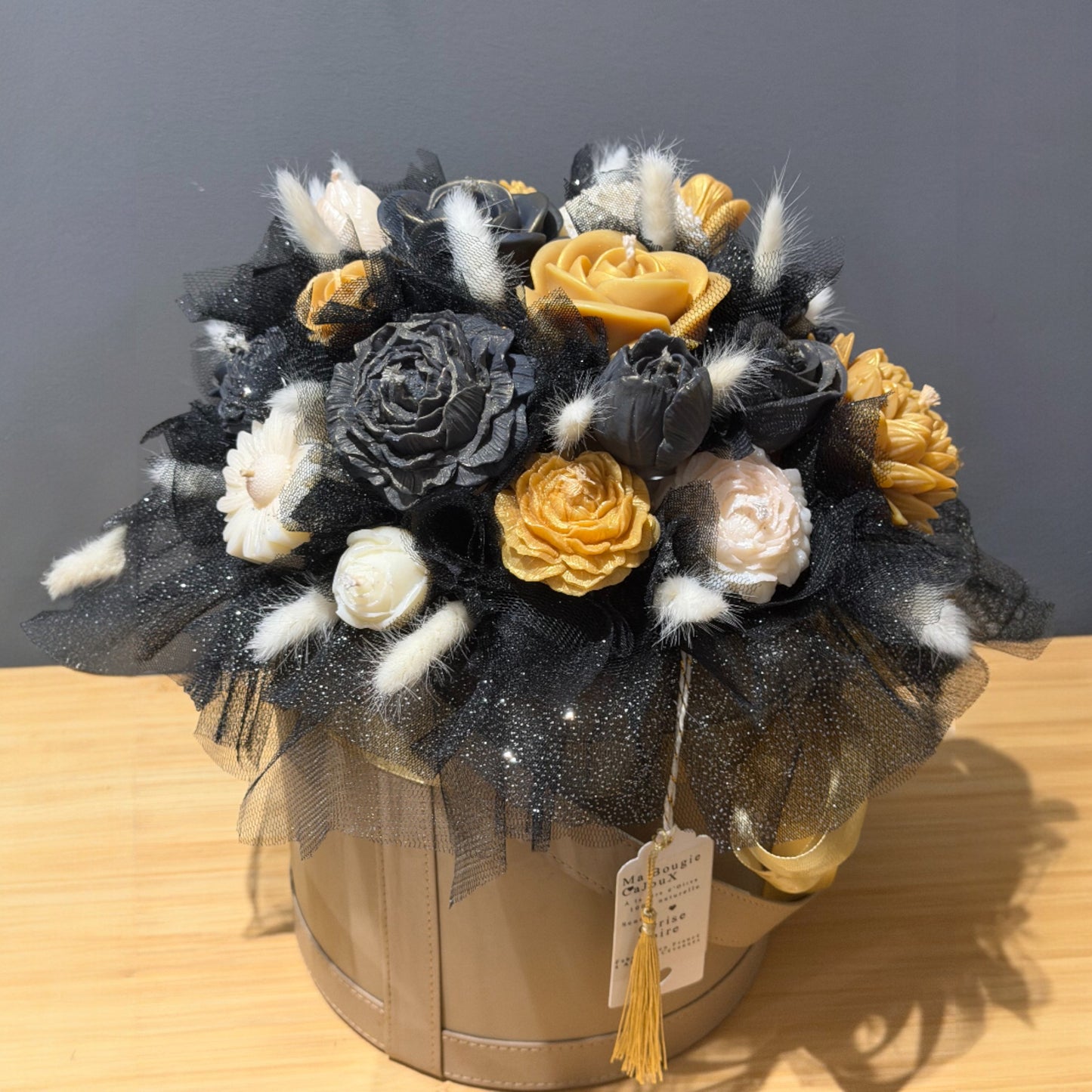 Très grande boîte de Fleurs, en Bougie, à la cire d'olive, de couleur, blanc, doré et noir au parfum de grâce à la cerise noire
