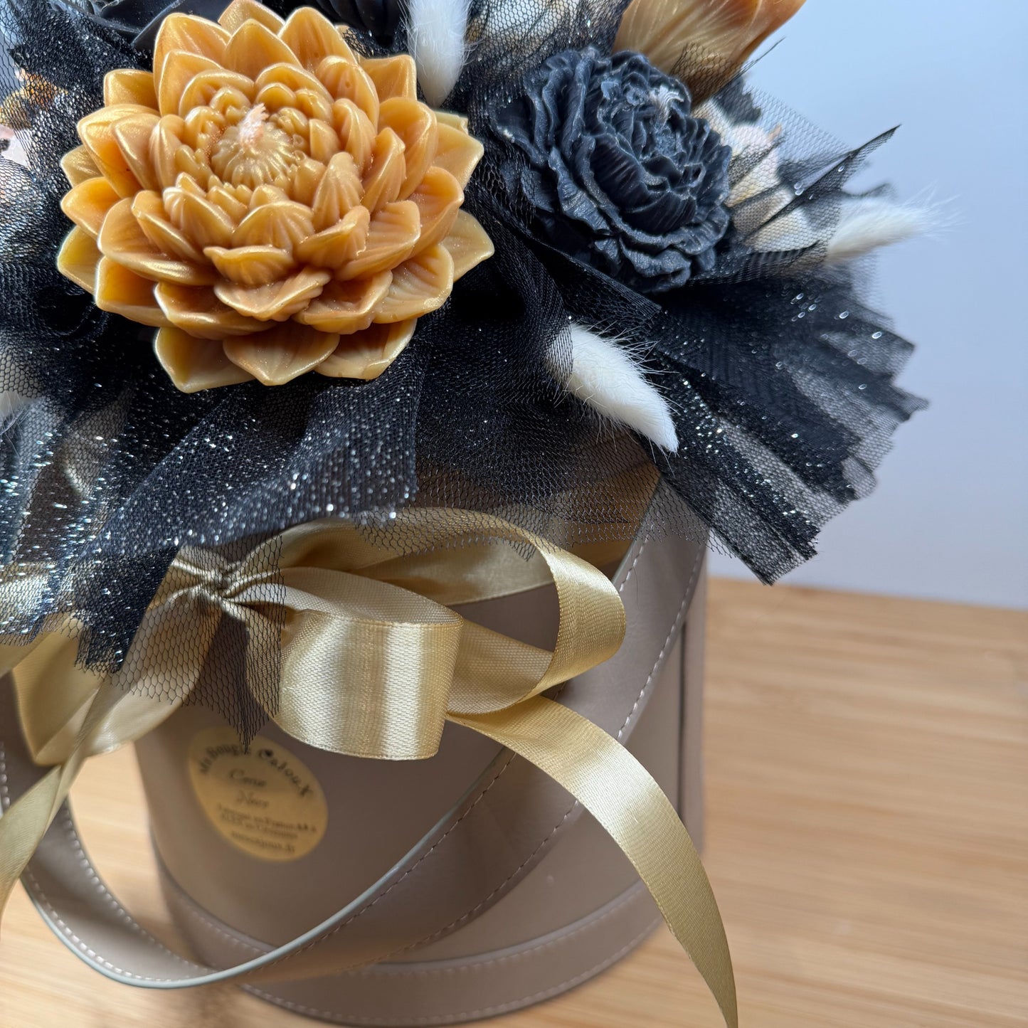 Très grande boîte de Fleurs, en Bougie, à la cire d'olive, de couleur, blanc, doré et noir au parfum de grâce à la cerise noire