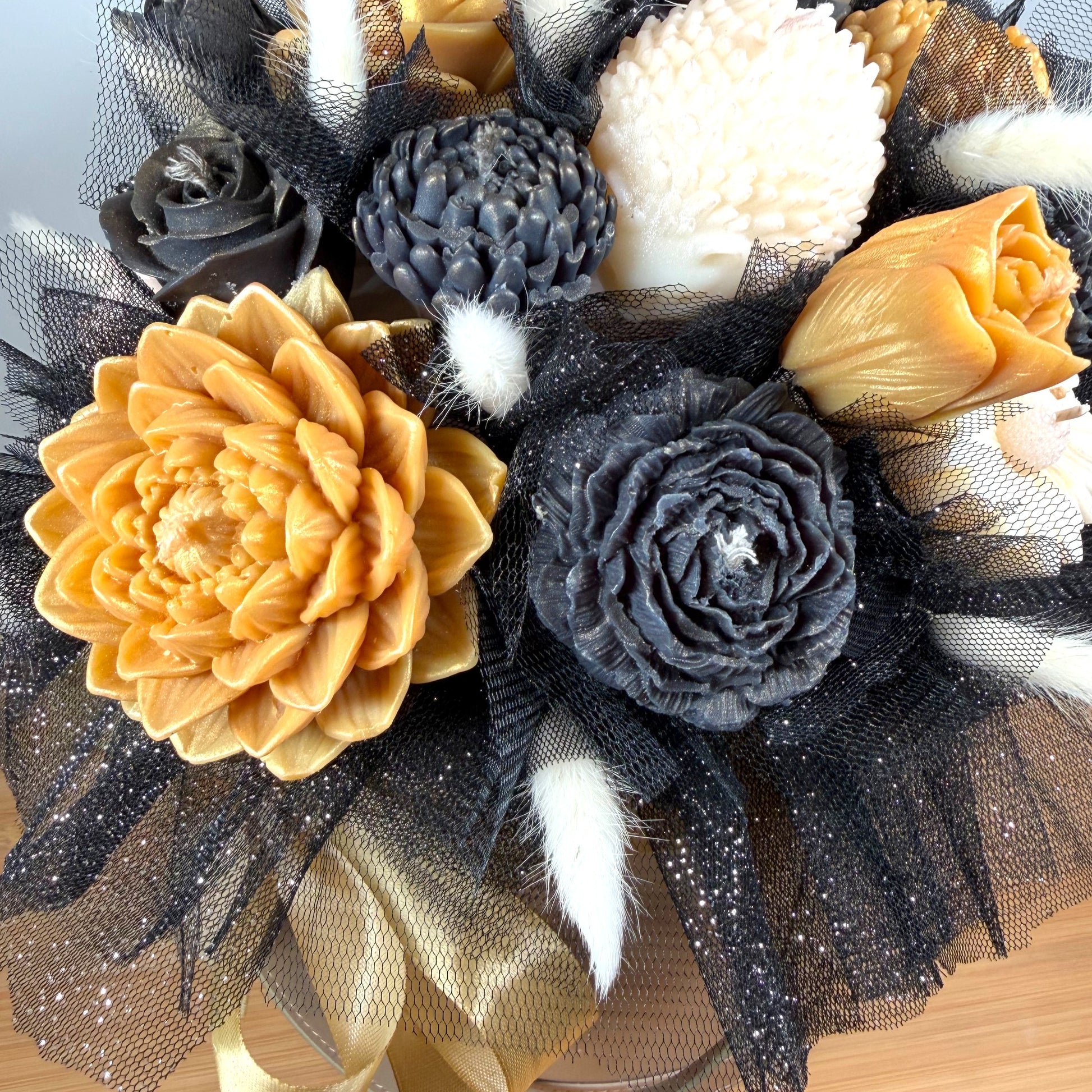 Très grande boîte de Fleurs, en Bougie, à la cire d'olive, de couleur, blanc, doré et noir au parfum de grâce à la cerise noire