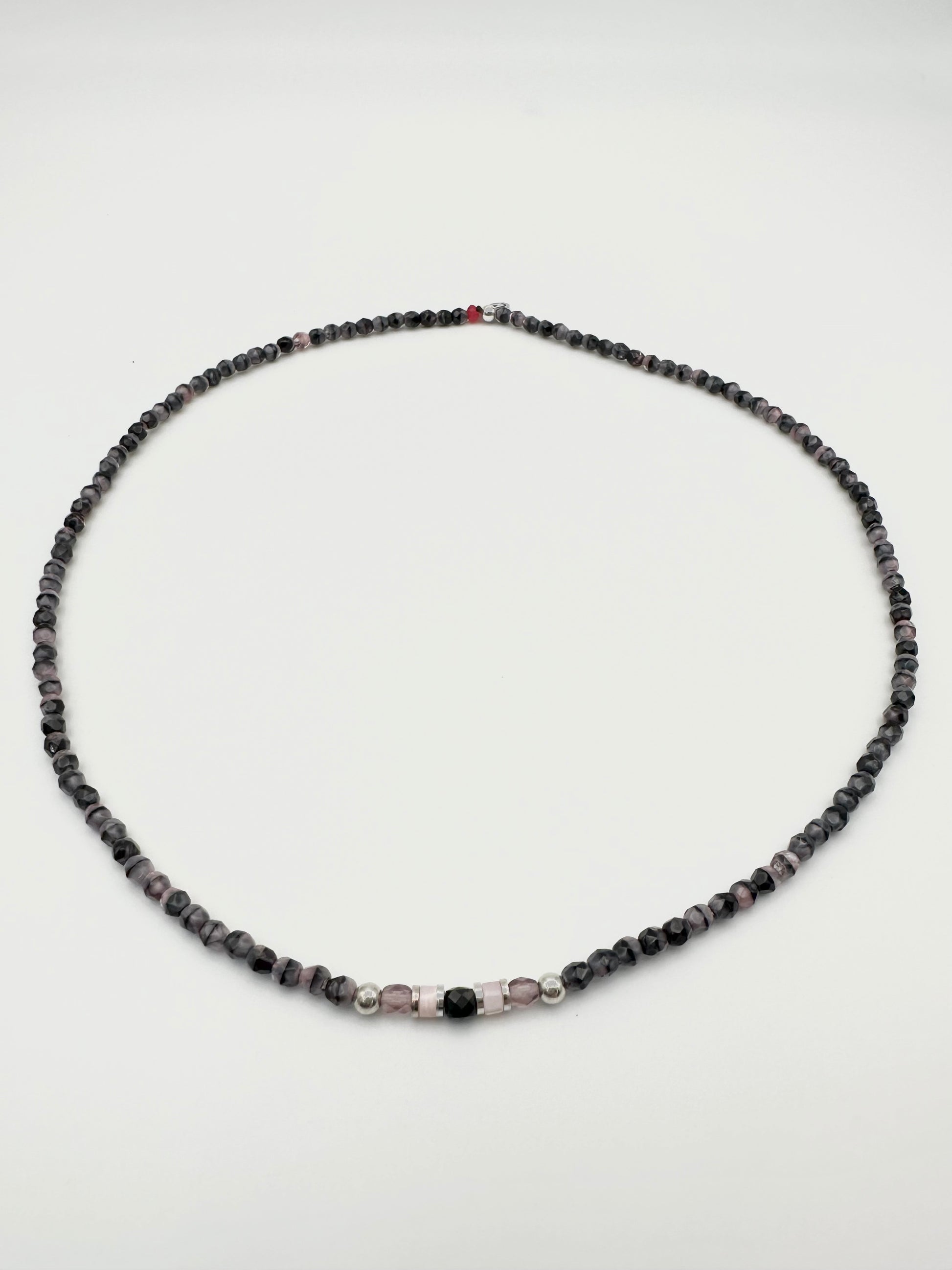 Collier sur élastique en façade de bohème