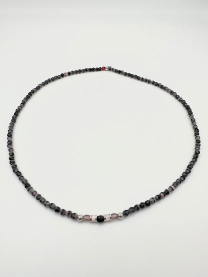 Collier sur élastique en façade de bohème
