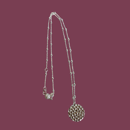 Collier en argent avec son pendentif sequin et fermoir aimant