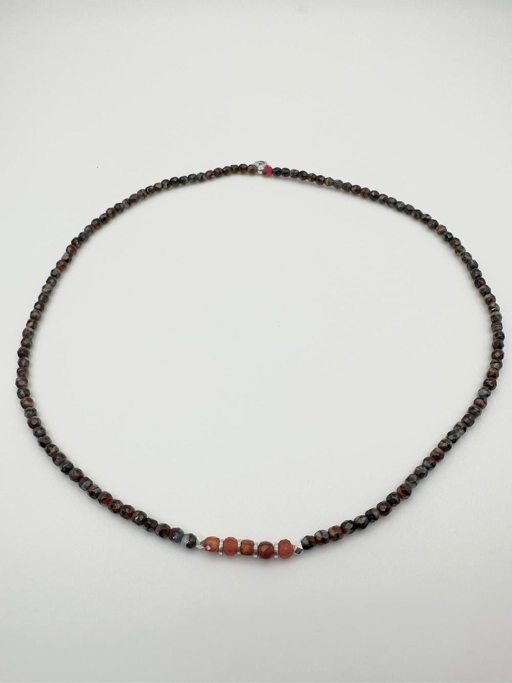 Collier sur élastique, couleur rouge et gris