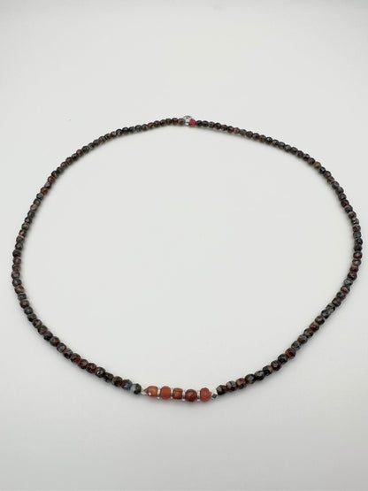Collier sur élastique, couleur rouge et gris