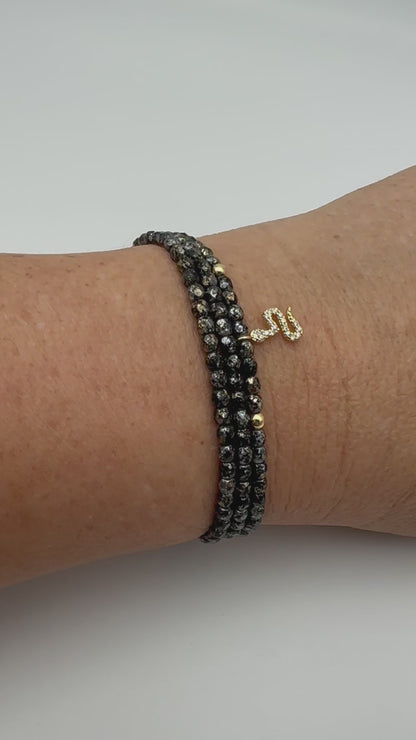 Ce bijou CaJouX est composé de facettes de Bohème couleur Noir et ça breloque Serpent doré et oxyde de zirconium.
