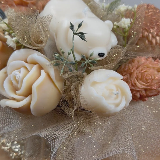 Bouquet de Bougie, au parfum de grâce à la senteur monoï, la couleur du bouquet est blanche, dorée et beige
