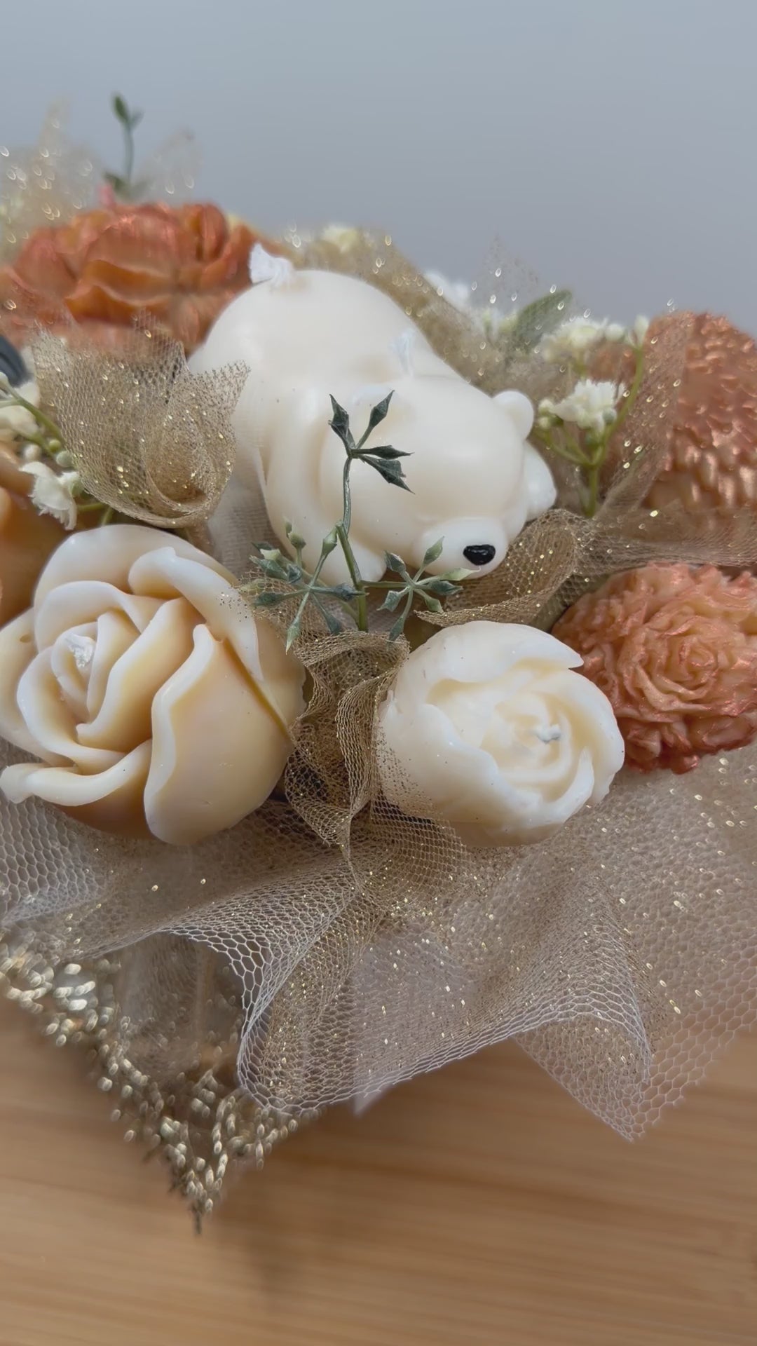 Bouquet de Bougie, au parfum de grâce à la senteur monoï, la couleur du bouquet est blanche, dorée et beige