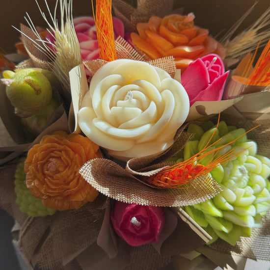 Bougie fleur artisanale en cire végétale vegan. Bouquet de fleurs en bougie parfum Mimosa de Grasse. Fabrication française fait main.