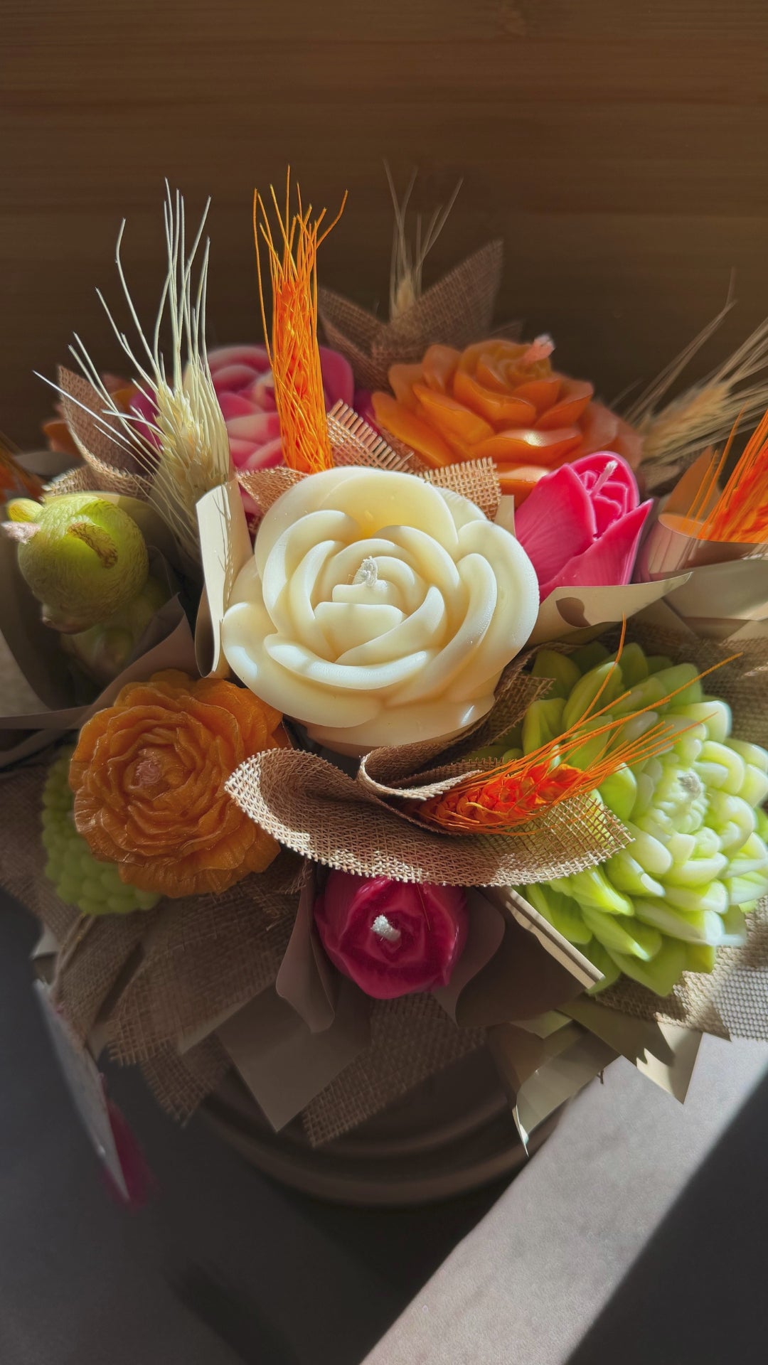 Bougie fleur artisanale en cire végétale vegan. Bouquet de fleurs en bougie parfum Mimosa de Grasse. Fabrication française fait main.
