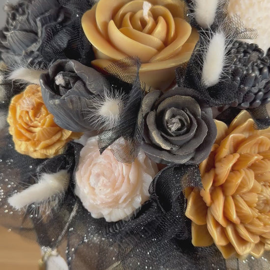 Très grande boîte de Fleurs, en Bougie, à la cire d'olive, de couleur, blanc, doré et noir au parfum de grâce à la cerise noire