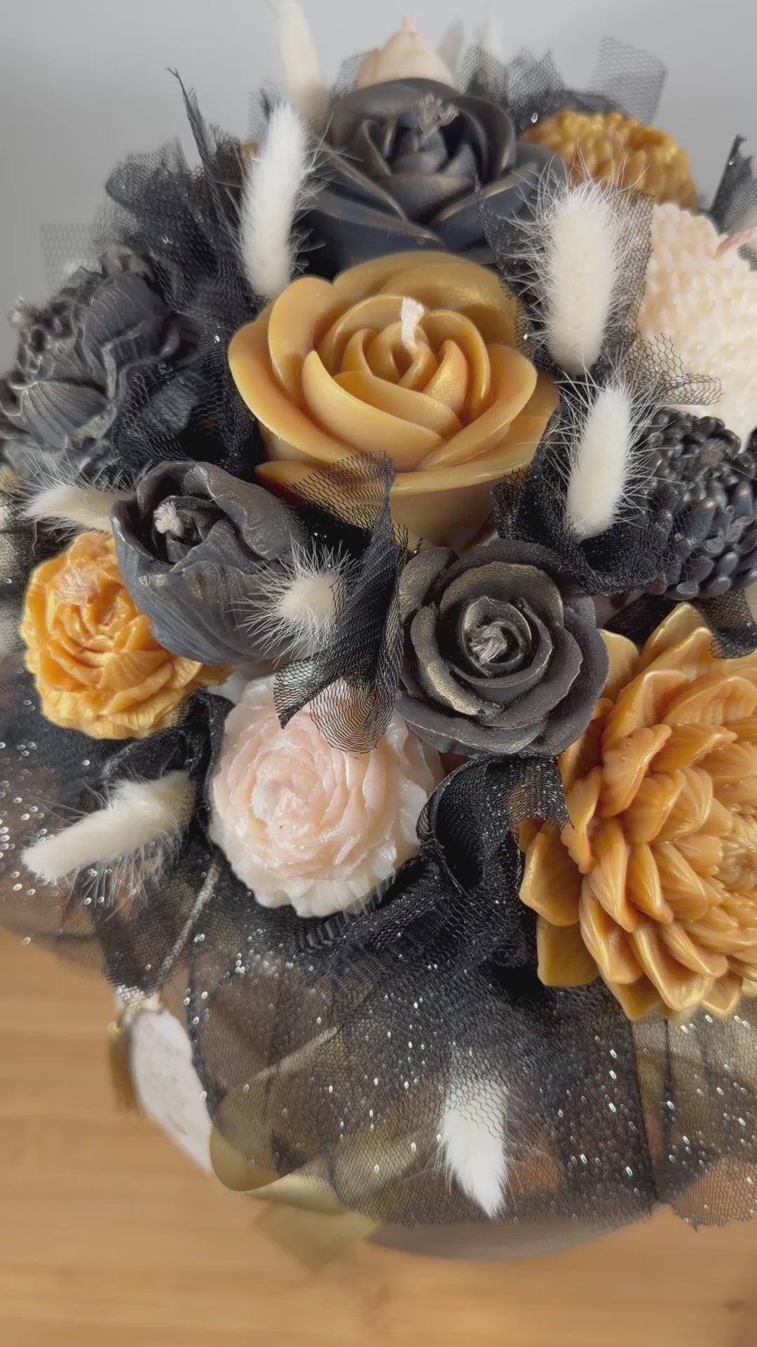 Très grande boîte de Fleurs, en Bougie, à la cire d'olive, de couleur, blanc, doré et noir au parfum de grâce à la cerise noire