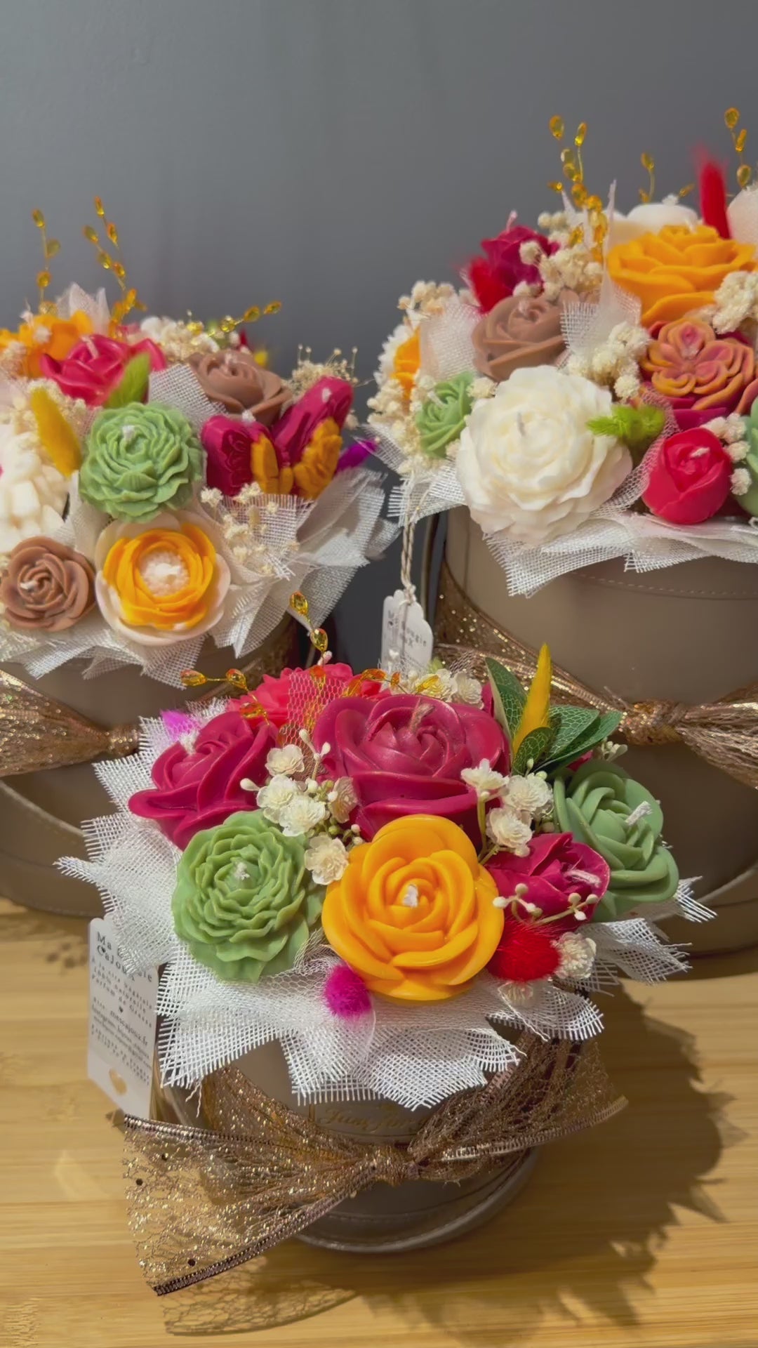 Bougie fleur artisanale en cire végétale vegan. Bouquet de fleurs en bougie parfum Monoï des îles de Grasse. Fabrication française fait main.