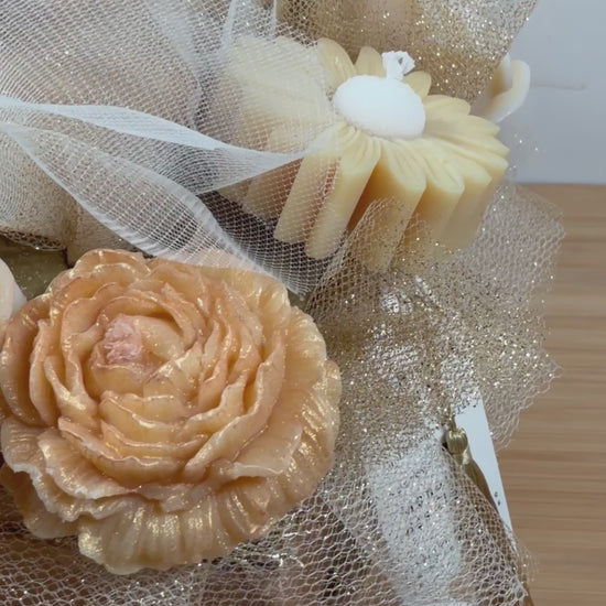Bouquet de Bougie, au parfum de grâce à la senteur monoï, la couleur du bouquet est blanche, dorée et beige